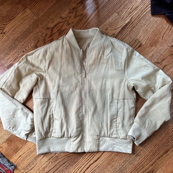 Lulu Lemon Size 12 Light gold reversible Bomber jacket - Picture 3 of 5